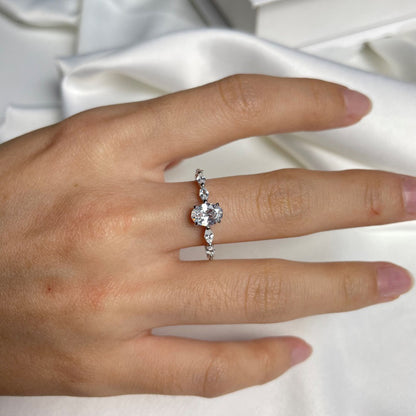’Emma’ ovális csiszolású cirkóniával díszített ezüst gyűrű