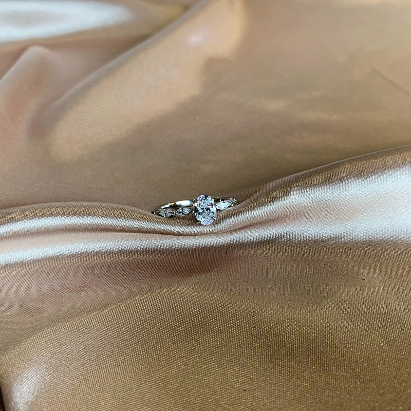 ’Emma’ ovális csiszolású cirkóniával díszített ezüst gyűrű