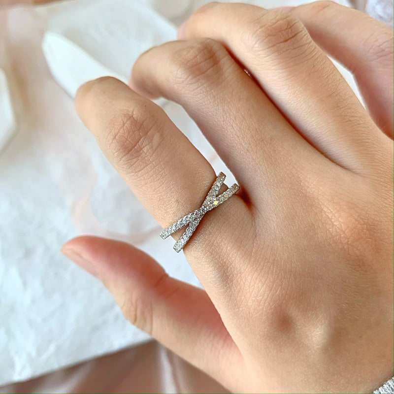 „Lexi” keresztezett ezüst gyűrű cirkóniával kirakva